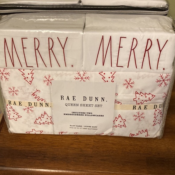 RAE DUNN "MERRY" CHRISTMAS QUEEN SHEET SET - Picture 10 of 10